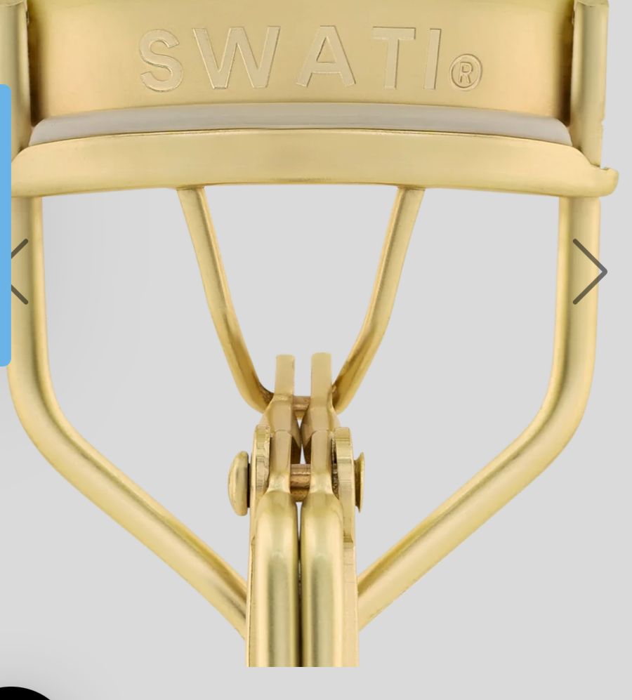 Swati Cosmetics Eyelash Curler .